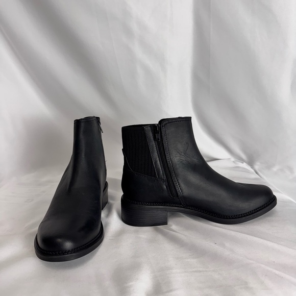 Clarks‎ Black Chelsea Ankle Boots Sleek Design - Picture 1 of 4